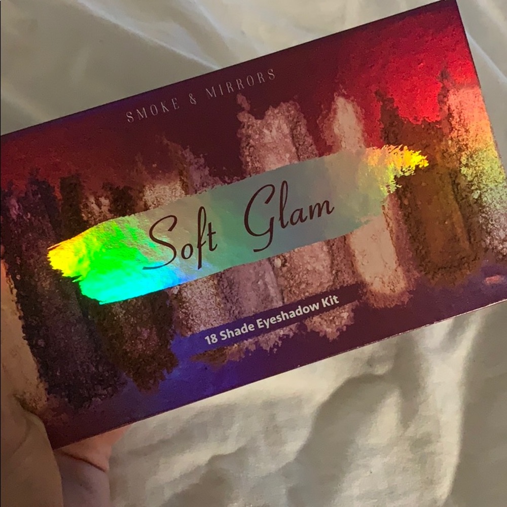 Smoke and Mirrors 18 Shade Eyeshadow Kit